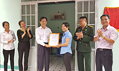  Ông Châu Văn Thắng, Chủ tịch LĐLĐ tỉnh trao quyết định bàn giao “Mái ấm công đoàn” cho chị Phạm Thị Hiền.