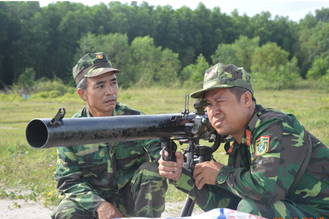 Lực lượng vũ trang tỉnh tham gia bắn đạn thật súng ĐKZ 82 bài 1 tại trường bắn huyện Tân Thành.