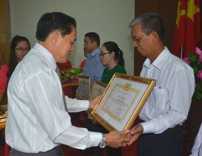 Đồng chí Trần Văn Thông, Phó Ban Tuyên giáo Tỉnh ủy trao giấy khen cho các cá nhân hoàn thành xuất sắc công tác tuyên giáo năm 2017.