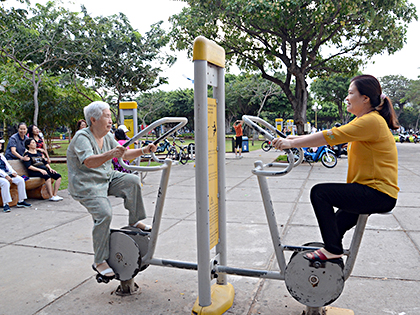 Mỗi sáng, bà Vũ Bích Ngọc (128/5, Hoàng Văn Thụ) lại đưa mẹ là cụ Lê Thị Liên (81 tuổi) ra công viên khu tam giác Bãi Trước để tập thể dục, rèn luyện sức khỏe. Trong ảnh: Hai mẹ con bà Ngọc tập với dụng cụ đạp xe ngoài trời.