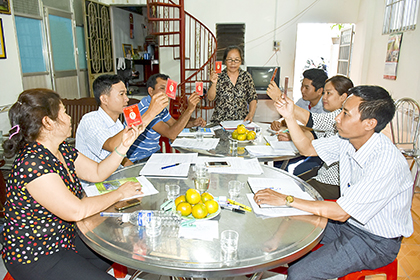 Một buổi sinh hoạt của Chi bộ thôn Nam Hải (xã Tân Hải, huyện Tân Thành).  Ảnh: TL