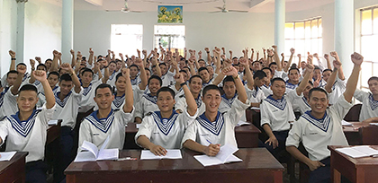 Các chiến sĩ trẻ Lữ đoàn 171, thể hiện quyết tâm thi đua hoàn thành xuất sắc nhiệm vụ.