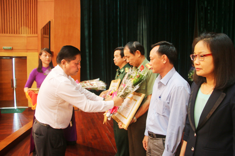 Đồng chí Đỗ Văn Bửu, Chủ nhiệm Ủy ban Kiểm tra Tỉnh ủy tặng Giấy khen cho các đơn vị có thành tích xuất sắc trong thực hiện nhiệm vụ kiểm tra, giám sát năm 2017. 