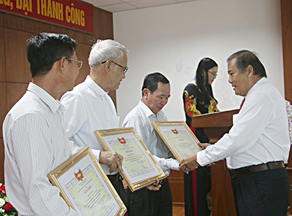 Đồng chí Bùi Thanh Nghĩa, Ủy viên Ban Thường vụ Tỉnh ủy, Chủ tịch UBMTTQ Việt Nam tỉnh tặng Bằng khen cho các tập thể, cá nhân có thành tích xuất sắc trong phong trào bảo vệ môi trường, ứng phó với biến đổi khí hậu năm 2017.