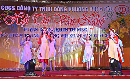 Công nhân Công ty TNHH Đông Phương Vũng Tàu (KCN Đông Xuyên, TP.Vũng Tàu) thi biểu diễn văn nghệ chào mừng năm mới 2018. 