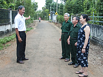 Cựu Chiến binh Nguyễn Văn Trung (thứ 2 từ phải qua) ở xã Xuân Sơn, huyện Châu Đức bên cạnh tuyến đường giao thông nông thôn thông thoáng, sạch đẹp do gia đình ông tự nguyện hiến đất. 