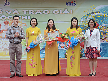 Ông Phan Văn An, Giám đốc hãng phim Trẻ TP.Hồ Chí Minh trao giải tập thể có số lượng bài tham gia cuộc thi nhiều nhất cho Ban giám hiệu Trường TH Quang Trung (TP.Vũng Tàu).