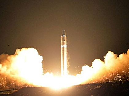 Tên lửa đạn đạo liên lục địa Hwasong-15 của Triều Tiên rời bệ phóng. Ảnh: KCNA