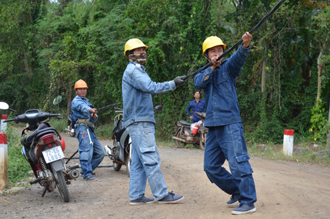 Thi công đường dây điện tại thôn 4 (xã Bình Trung, huyện Châu Đức).