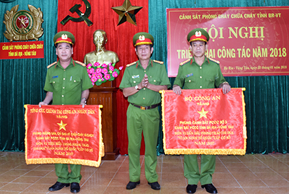 Thừa ủy quyền của Bộ trưởng Bộ Công an, Đại tá Nguyễn Tấn Chí, Giám đốc Cảnh sát PCCC và CNCH tỉnh trao cờ thi đua quyết thắng cho Phòng Cảnh sát PCCC số 3 và Phòng hướng dẫn, chỉ đạo nghiệp vụ PCCC-CNCH