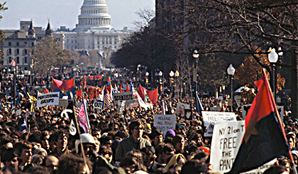 Ngày 15-11-1969, hơn 500.000 người đổ xuống đường ở Washington, D.C., tham gia một trong những cuộc biểu tình lớn nhất trong lịch sử Mỹ phản đối chiến tranh Việt Nam. Ảnh: history.com