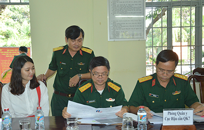 Cán bộ Bộ Tư lệnh Quân khu 7 kiểm tra hồ sơ của công dân nữ Nguyễn Thị Trúc Đào tình nguyện nhập ngũ.