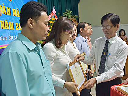 Ông Châu Văn Thắng, Chủ tịch LĐLĐ tỉnh tặng Bằng khen của LĐLĐ tỉnh cho các tập thể, cá nhân.