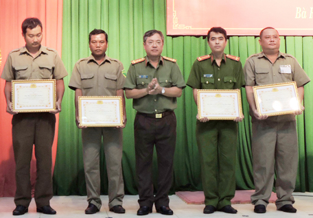 Đại tá Lê Tôi Sủng, Giám đốc Công an tỉnh tặng Giấy khen cho các cá nhân có thành tích xuất sắc trong phong trào toàn dân bảo vệ ANTQ.