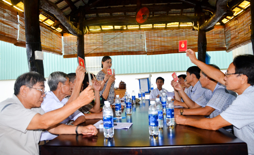 Đồng chí Tạ Thị Lan (đứng), Bí thư Chi bộ thôn Hưng Long, xã Kim Long  (huyện Châu Đức) chủ trì buổi họp định kỳ của Chi bộ. 