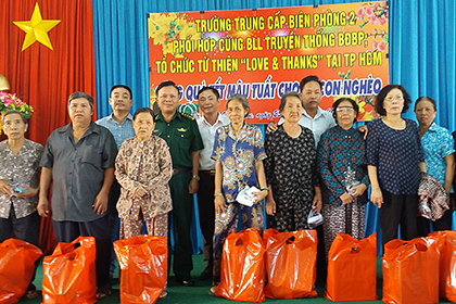 Người dân xã Đá Bạc (huyện Châu Đức), phường Long Tâm và phường Phước Nguyên (TP. Bà Rịa) nhận quà Tết.