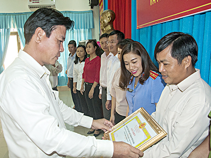 Đồng chí Trần Văn Lợi, Phó Bí thư Thường trực Thành ủy Bà Rịa trao Giấy khen cho các tập thể có thành thích xuất sắc trong công tác kiểm tra, giám sát và thi hành kỷ luật trong Đảng năm 2017.