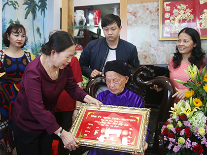 Đồng chí Nguyễn Thị Yến, Phó Bí thư Thường trực Tỉnh ủy, Trưởng Đoàn ĐBQH tỉnh  tặng khánh vàng cho cụ Bùi Thị Túc (phường 3, TP. Vũng Tàu). Ảnh: BÙI HƯƠNG