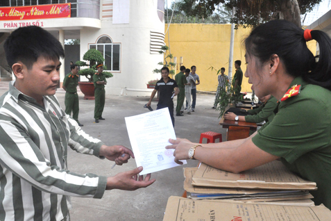 Cán bộ Trại giam Xuyên Mộc làm thủ tục cho các phạm nhân trước khi được trở về với gia đình.