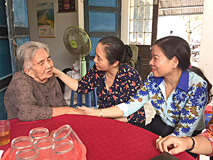 Đồng chí Hoàng Thị Ái Nhiên (giữa), Phó Chủ tịch Thường trực Hội LHPN Việt Nam thăm hỏi Mẹ Việt Nam Anh hùng Phan Thị Khương (xã An Ngãi, huyện Long Điền).