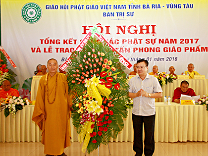 Đồng chí Nguyễn Văn Đồng, Ủy viên Ban Thường vụ Tỉnh ủy, Trưởng Ban Dân vận Tỉnh ủy tặng hoa chúc mừng hội nghị.