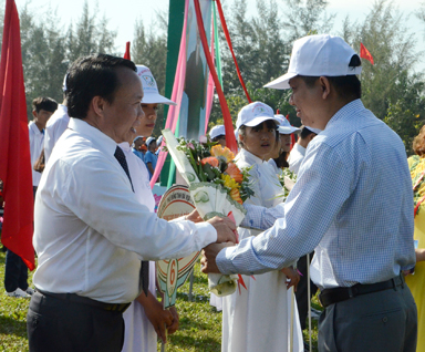 Đồng chí Trần Văn Tuấn, Phó Chủ tịch HĐND tỉnh tặng cờ lưu niệm và hoa chúc mừng các đoàn.