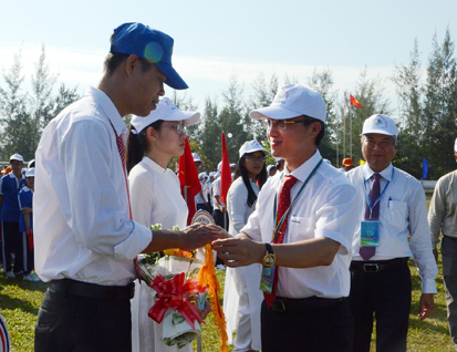 Đồng chí Đặng Minh Thông, Phó Chủ tịch UBND tỉnh, Trưởng Ban Chỉ đạo Hội khỏe Phù Đổng tỉnh tặng cờ lưu niệm và hoa chúc mừng các đoàn.