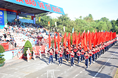 Màn biểu diễn hồng kỳ của các em học sinh.