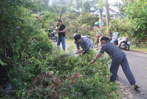 Người dân ấp Nam (xã Hòa Long, TP. Bà Rịa) phát quang cây cối, thu gom rác trên các tuyến đường của ấp.