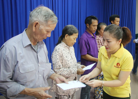 Bà Phạm Thiên Trang, đại diện Quỹ Thiện Tâm (Tập đoàn Vingroup) tặng quà người nghèo TP.Bà Rịa.