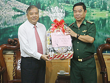 Đồng chí Bùi Thanh Nghĩa, Ủy viên Ban Thường vụ Tỉnh ủy, Chủ tịch UBMTTQVN tỉnh trao quà của Tỉnh ủy, HĐND, UBND, UBMTTQVN tỉnh cho Bộ Chỉ huy Bộ đội Biên phòng tỉnh.