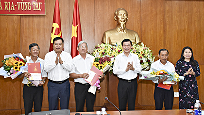 Các đồng chí: Nguyễn Hồng Lĩnh, Ủy viên Trung ương Đảng, Bí thư Tỉnh ủy, Chủ tịch HĐND tỉnh; Nguyễn Thị Yến, Phó Bí thư Thường trực Tỉnh ủy, Trưởng Đoàn Đại biểu Quốc hội tỉnh; Nguyễn Văn Trình, Phó Bí thư Tỉnh ủy, Chủ tịch UBND tỉnh, trao quyết định và tặng hoa cảm ơn 3 cán bộ lãnh đạo nghỉ hưu.