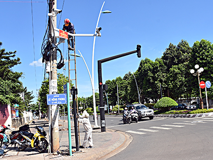 Lắp đặt Camera an ninh ở nhiều tuyến đường tại TT.Ngãi Giao, huyện Châu Đức.  Ảnh: MINH TUẤN 