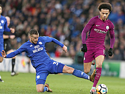 Leroy Sane (bìa phải) gặp phải chấn thương sau pha vào bóng của Joe Bennett.