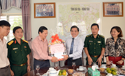 Đại tá Nguyễn Tâm Hùng, Phó Chỉ huy trưởng - Tham mưu trưởng Bộ CHQS tỉnh trao quà cho Mẹ Việt Nam Anh hùng Nguyễn Thị Bảy (thị trấn Long Điền). Ảnh: PHƯƠNG NAM