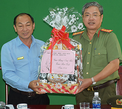 Đại tá Lê Tôi Sủng, Ủy viên Ban Thường vụ Tỉnh ủy, Giám đốc Công an tỉnh thăm, tăng quà Trung tâm xã hội tỉnh.