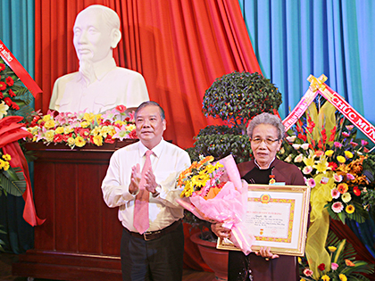 Đồng chí Bùi Thanh Nghĩa, Chủ tịch UBMTTQ Việt Nam tỉnh trao huy hiệu 55 năm tuổi Đảng cho đồng chí Nguyễn Thị Mỡ (phường Phước Hưng, TP. Bà Rịa).