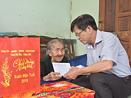 Đồng chí Châu Văn Thắng, Chủ tịch LĐLĐ tỉnh tặng quà Mẹ Việt Nam Anh hùng Lê Thị Thê (xã Long Sơn, TP.Vũng Tàu).