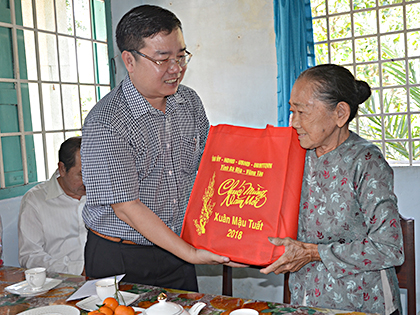 Đồng chí Nguyễn Văn Đồng, Ủy viên Ban Thường vụ Tỉnh ủy, Trưởng Ban Dân vận Tỉnh ủy, tặng quà Mẹ Việt Nam Anh hùng La Thị Biên (xã Nghĩa Thành, Châu Đức).