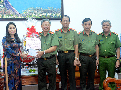 Đồng chí Nguyễn Thị Yến, Phó Bí thư Thường trực Tỉnh ủy, Trưởng Đoàn Đại biểu Quốc hội tỉnh chúc Tết, tặng quà Công an tỉnh.