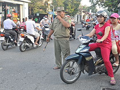 Ông Trương Tiến Sỹ điều tiết giao thông tại hẻm 39, Nơ Trang Long.