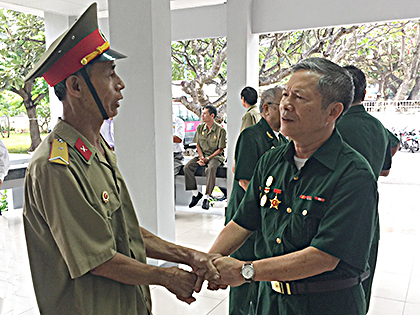 Sau 50 năm, 2 người lính của Sư đoàn 304 là Lê Bá Thích (bìa trái) và Lê Trọng gặp lại nhau trong buổi họp mặt kỷ niệm 50 năm cuộc Tổng tiến công và nổi dậy Xuân Mậu Thân 1968 tại TP.Vũng Tàu.