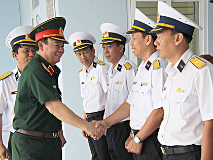 Sĩ quan Lữ đoàn 171 đón Thượng tướng  Phạm Ngọc Minh, Phó Tổng Tham mưu trưởng  Quân đội Nhân dân Việt Nam.