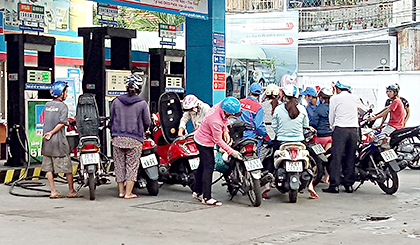 Tại cửa hàng xăng dầu trên đường Lê Lợi (TP. Vũng Tàu), người dân đổ xăng hoàn toàn thờ ơ với E5 (trụ xăng ngoài cùng bên trái). Ảnh: Vân Anh 