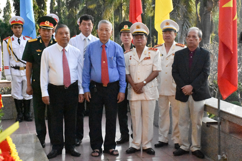 Các đồng chí lãnh đạo tỉnh, nguyên lãnh đạo tỉnh và Anh hùng lực lượng vũ trang, lão thành cách mạng viếng Nghĩa trang Liệt sĩ tỉnh.