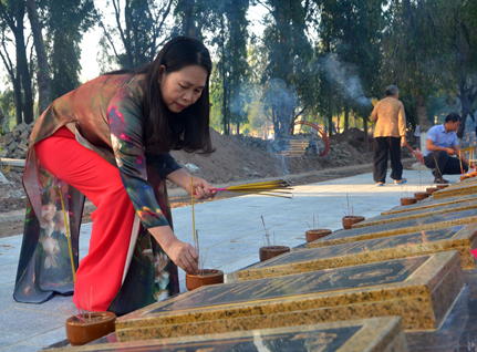 Đồng chí Nguyễn Thị Yến, Phó Bí thư Thường trực Tỉnh ủy, Trưởng Đoàn Đại biểu Quốc hội tỉnh thắp hương trên các phần mộ liệt sĩ.