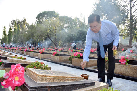 Đồng chí Nguyễn Văn Trình, Phó Bí thư Tỉnh ủy, Chủ tịch UBND tỉnh thắp hương trên các phần mộ liệt sĩ.