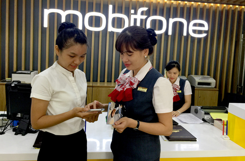 Nhân viên MobiFone Bà Rịa - Vũng Tàu hướng dẫn khách hàng cách tránh nghẽn mạng vào dịp Tết. 