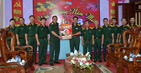 Trung tướng Võ Minh Lương, Ủy viên Trung ương Đảng, Tư lệnh Quân khu 7 tặng quà Bộ CHQS tỉnh.