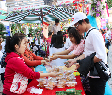 Một gian hàng ẩm thực tại “Chợ phiên Tết yêu thương” do Trường THCS Vũng Tàu tổ chức. Ảnh: KHÁNH CHI 